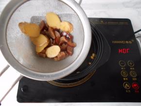 用漏勺捞出姜片和红枣，留下松籽仁。