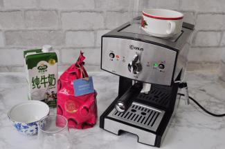 先做好准备工作。咖啡豆，全脂冰镇牛奶，冰块，砂糖（可不加）