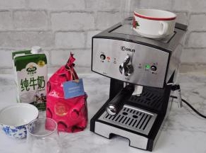 先做好准备工作。咖啡豆，全脂冰镇牛奶，冰块，砂糖（可不加）