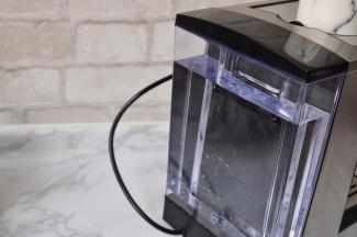 先把水箱注满水，不要超过最高或最低水位线。建议使用纯净水矿泉水。这个水箱有1.5升大容量，可一次性存储足够的水分，制作多杯咖啡时无需反复添加水。