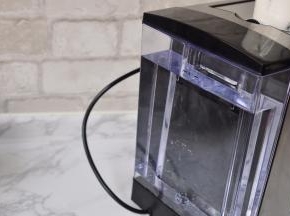 先把水箱注满水，不要超过最高或最低水位线。建议使用纯净水矿泉水。这个水箱有1.5升大容量，可一次性存储足够的水分，制作多杯咖啡时无需反复添加水。
