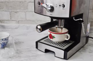 待绿灯亮起，向左转向咖啡的位置。咖啡机便可以自动萃取咖啡了。注意绿灯灭后，及时回位，可待绿灯再次亮起后，再次萃取。