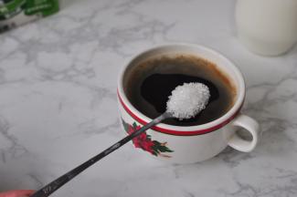 将萃取好的咖啡加入砂糖，或不加糖，放凉备用。