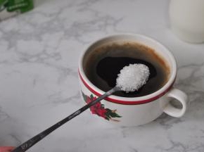 将萃取好的咖啡加入砂糖，或不加糖，放凉备用。