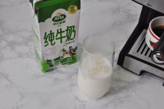 冰鲜奶倒入玻璃杯中，搅拌均匀。放入冰块至杯子的六七分满。