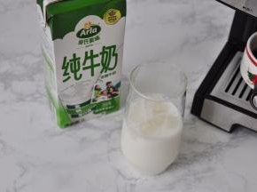 冰鲜奶倒入玻璃杯中，搅拌均匀。放入冰块至杯子的六七分满。