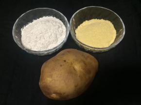 主料：土豆、面粉，玉米面