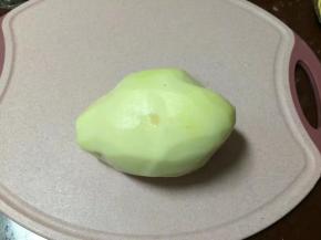 土豆洗干净后削去皮