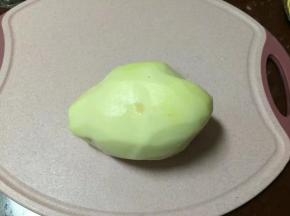 土豆洗干净后削去皮