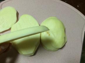 首先切成厚一点的土豆片，大约1cm左右就行，不要切太厚