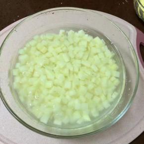 切好的土豆块放入清水中清洗两遍，这样不容易氧化发黑，去掉了部分淀粉