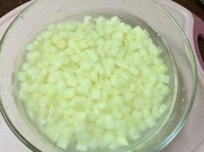切好的土豆块放入清水中清洗两遍，这样不容易氧化发黑，去掉了部分淀粉