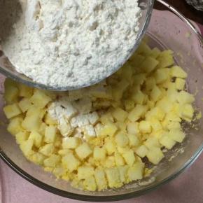 再放入小麦面粉，同样搅拌均匀，让土豆块均匀的再裹一层面粉