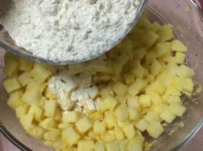再放入小麦面粉，同样搅拌均匀，让土豆块均匀的再裹一层面粉