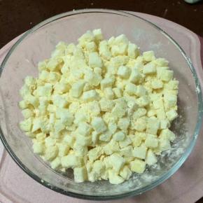 然后放入锅中大火隔水蒸8-10分钟，一定控制好时间，蒸到土豆刚刚熟就好