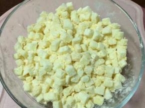 然后放入锅中大火隔水蒸8-10分钟，一定控制好时间，蒸到土豆刚刚熟就好