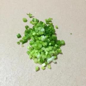 蒸土豆块的同时，可以准备切点葱花