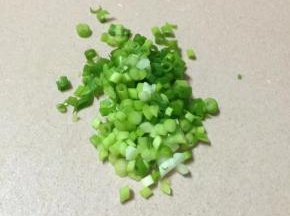蒸土豆块的同时，可以准备切点葱花