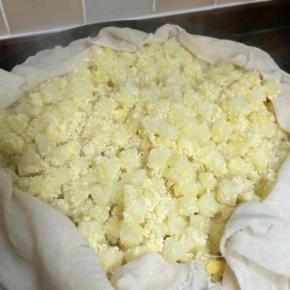 蒸熟的土豆块取出放入一个盆里搅散