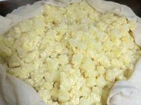 蒸熟的土豆块取出放入一个盆里搅散
