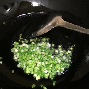 起锅热少许油，油热后放入葱花爆香