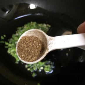 放入花椒粉爆香