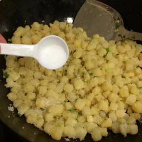 加入土豆块翻炒，加入适量盐继续翻炒均匀，大约翻炒到表面不再湿润就好了.