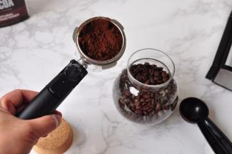 将咖啡豆磨成粉，意式咖啡的粉要磨得细一点。用量勺挖取后，放在过滤器中。