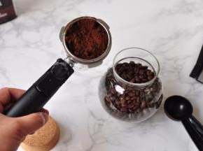 将咖啡豆磨成粉，意式咖啡的粉要磨得细一点。用量勺挖取后，放在过滤器中。