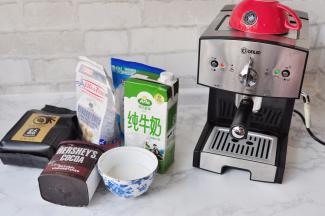 先把水箱注满水，不要超过最高或最低水位线。建议使用纯净水矿泉水。这个水箱有1.5升大容量，可一次性存储足够的水分，制作多杯咖啡时无需反复添加水。