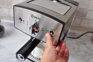 接通电源，并将右侧小钮按下，选择咖啡。