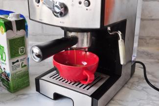 待绿灯亮起，向左转向咖啡的位置。咖啡机便可以自动萃取咖啡了。注意绿灯灭后，及时回位，可待绿灯再次亮起后，再次萃取。