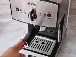 将过滤器按照指示方向安装并锁紧。