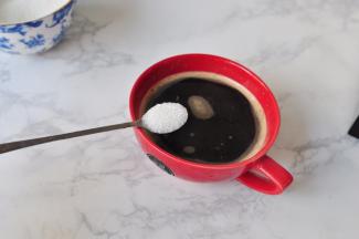 将萃取好的咖啡加入砂糖，或不加糖，放凉备用。