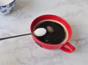 将萃取好的咖啡加入砂糖，或不加糖，放凉备用。