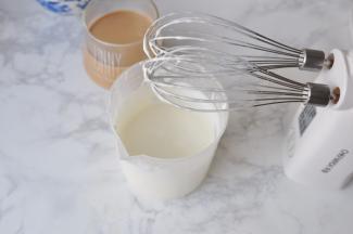 淡奶油加入1克海盐，用打蛋器低速打发