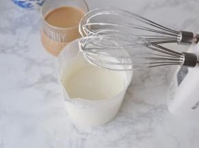 淡奶油加入1克海盐，用打蛋器低速打发