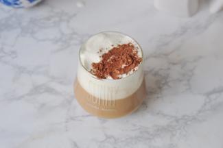 表面筛上可可粉作为装饰，我是直接用勺洒的。