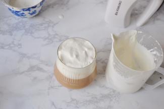 打到5分发程度，这时的淡奶油呈可以缓缓流动的细腻绵密状态。将打发好的淡奶油倒入调好的咖啡里，不用搅拌