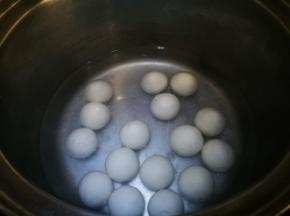 锅中水开虾汤圆