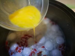 慢慢撒入鸡蛋液