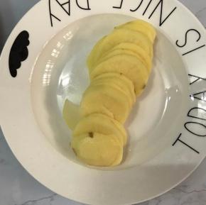 土豆，莲藕去皮切片。莲藕提前煮熟。