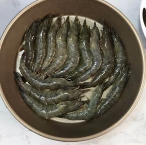 虾去虾须，虾线，清洗干净，沥干水备用。