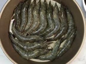 虾去虾须，虾线，清洗干净，沥干水备用。