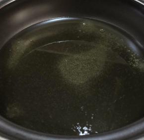 黑乐砂锅热锅加入适量食用油。