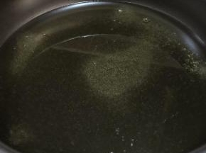 黑乐砂锅热锅加入适量食用油。