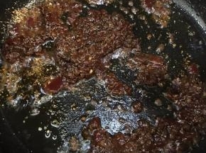 将锅中油倒出，留少许在锅中，放入麻辣香锅底料，炒出香味。