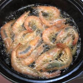 将虾放入，炸至虾壳变脆捞出控油。