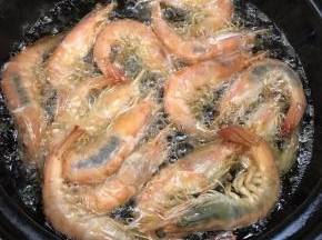 将虾放入，炸至虾壳变脆捞出控油。
