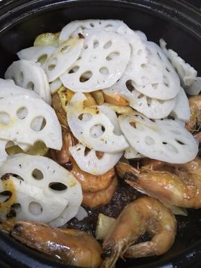 把虾，土豆、莲藕倒入，翻炒均匀。